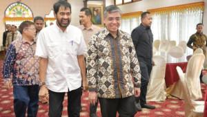 Menaker-RI-Yassirlie-dan-Istri-serta-rombongan-disambut-Gubernur-Aceh-Muzakir-Manaf.jpg