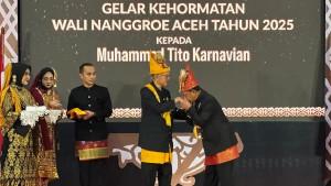 Mendagri-Tito-Karnavian-mencium-tangan-Wali-Nanggroe-Aceh-Tgk-Malik-Mahmud-Al-Haythar.jpg
