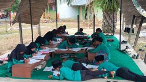 Murid-SDN-2-Seumanah-JayaKecamatan-Ranto-Peureulak-Aceh-Timur-belajar-di-area-parkir.jpg