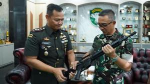 Pangdam-IM-Mayor-Jenderal-TNI-Joko-Hadi-Susilo-menerima-sepucuk-senjata-M16-A1.jpg