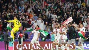 Para-pemain-Yordania-melakukan-selebrasi-setelah-mengalahkan-Korea-Selatan-di-Piala-Asia-2023.jpg
