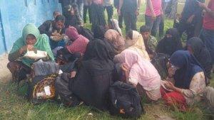 Para-pengungsi-Rohingya-sedang-makan-di-kawasan-Kuala-Aron-Puntong-Bireuen.jpg
