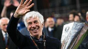 Pelatih-Atalanta-Gian-Piero-Gasperini-memegang-trofi-Liga-Europa.jpg