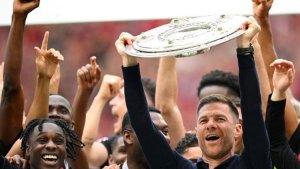 Pelatih-Bayer-Leverkusen-Xabi-Alonso-Angkat-Trofi-Juara-Bundesliga.jpg