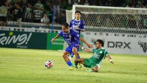 Pemain-Persiraja-Banda-Aceh-dan-PSMS-Medan-tampak-berebut-bola.jpg