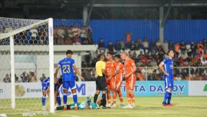 Pemain-Persiraja-Banda-Aceh-melakukan-protes-kepada-wasit.jpg