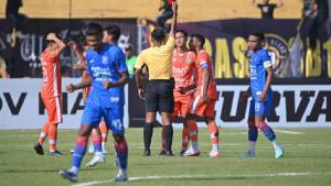Pemain-Persiraja-Banda-Aceh-mendapatkan-kartu-merah-kala-melawan-PSPS-Pekanbaru.jpg