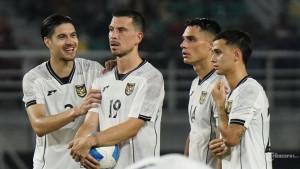 Pemain-Timnas-Indonesia-Kevin-Diks-berbicara-dengan-Thom-Haye.jpg