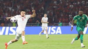 Pemain-timnas-Indonesia-Ragnar-Oratmangoen-berebut-bola.jpg