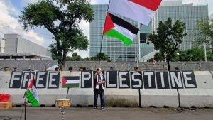 Pendemo-Kibarkan-Bendera-Palestina-di-depan-Kedubes-AS.jpg