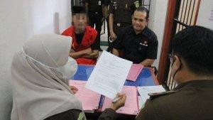 Penyidik-Polda-Aceh-menyerahkan-tersangka-dan-barang-bukti-kasus-dukun-rudapaksa-anak.jpg