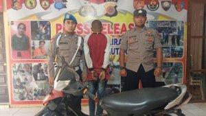 Penyidik-Reskrim-Polres-Aceh-Utara-memperlihatkan-tersangka-pencuri-sepmor.jpg