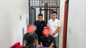 Penyidik-Satreskrim-Polres-Abdya-saat-menyerahkan-dua-tersangka-kasus-pencurian-AC.jpg