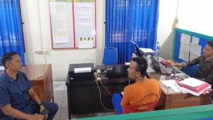 Penyidik-Satuan-Reserse-Narkoba-Polres-Aceh-Utara-memeriksa-seorang-pria-yang-terlibat-sabu.jpg