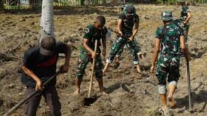 Personel-Brigif-90YudhaGiri-Dhanu-YGD-bersama-masyarakat.jpg
