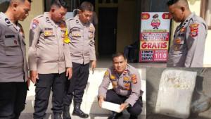 Personel-Polsek-Sukakarya-Polres-Sabang-menunjukkan-barang-bukti-paket-berisi-kokain.jpg