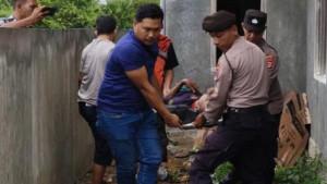 Personel-kepolisian-dibantu-warga-saat-mengevakuasi-jasad-korban-seorang-buruh-bangunan.jpg