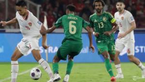 Pesepak-bola-Timnas-Indonesia-Rizky-Ridho-berebut-bola-dengan-pesepak-bola-Timnas-Arab-Saudi.jpg