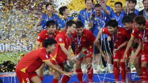 Pesepak-bola-Timnas-U-23-Vietnam-mengangkat-piala-AFF-U-23-usai-mengalahkan-Timnas-U23-Indonesia.jpg