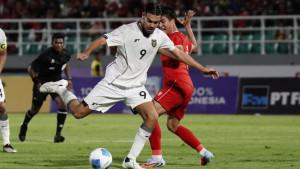 Pesepak-bola-Timnas-U23-Indonesia-Jens-Raven-menendang-bola-saat-melawan-Laos-U23.jpg