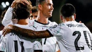 Pesepak-bola-timnas-Portugal-Cristiano-Ronaldo-tengah-merayakan-gol-bersama-rekan-satu-tim.jpg