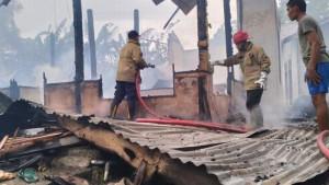 Petugas-BPBD-Aceh-Besar-berjibaku-memadamkan-api-di-lokasi-kebakaran-di-Gampong-Lambeugak.jpg