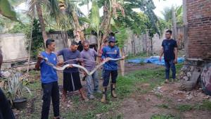 Petugas-BPBD-Aceh-Besar-melakukan-evakuasi-terhadap-ular-jenis-Piton-di-Peukan-bada-1.jpg