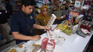 Petugas-Kanwil-Bea-Cukai-Aceh-bersama-petugas-Satpol-PP-WH-Aceh-mengamankan-sejumlah-rokok-ilegal.jpg