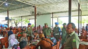 Petugas-Satpol-PP-dan-WH-Aceh-melakukan-razia-di-salah-satu-warkop-di-kawasan-Kecamatan-Ulee-Kareng.jpg