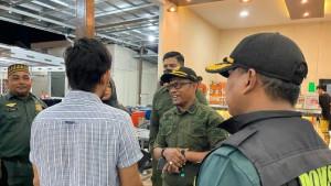 Petugas-Satpol-PP-dan-WH-saat-berdialog-dengan-pemilik-usaha-warung-kopi-di-Aceh-Besar.jpg