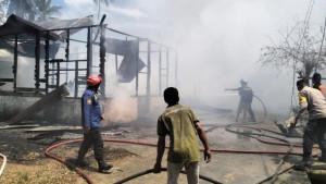 Petugas-berjibaku-melakukan-upaya-pemadaman-terhadap-rumah-yang-terbakar-di-Desa-Pante-Rawa.jpg
