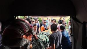 Petugas-dan-warga-mengangkat-jenazah-penambang-emas-ke-dalam-mobil-ambulans.jpg