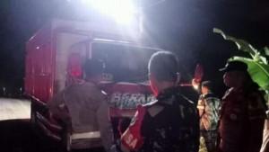 Petugas-keamanan-dan-masyarakat-saat-berada-di-lokasi-kejadian-kecelakaan.jpg