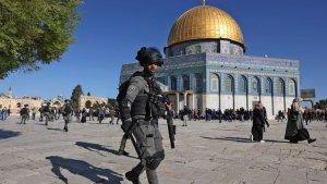 Polisi-Israel-di-kompleks-Masjid-Al-Aqsa-berlatar-Masjid-Kubah-Batu-Dome-of-Rock.jpg