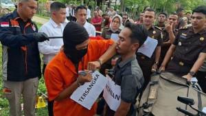 Rekonstruksi-pembunuhan-kurir-paket-di-Aceh-Timur-yaitu-Bustamam-yang-dilakukan-oleh-rekan-kerja.jpg