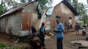Rumah-Tertimpa-Pohon-Kelapa.jpg
