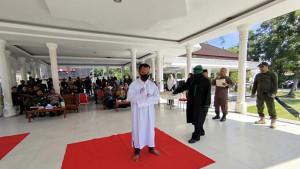 Salah-satu-terpidana-pelanggaran-syariat-Islam-saat-menjalani-eksekusi-cambuk.jpg