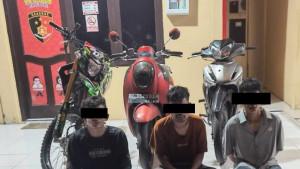 Satreskrim-Polres-Podie-memperlihatkan-pelaku-utama-sindikat-pencurian-sepeda-motor-di-Pidie.jpg