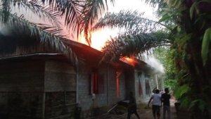 Satu-rumah-di-Gampong-Paya-Laot-Aceh-Jaya-terbakar.jpg