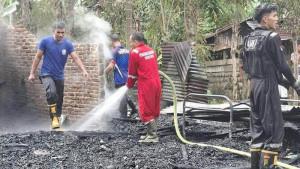 Satu-unit-rumah-berkonstruksi-kayu-di-Kecamatan-Juli-ludes-terbakar.jpg