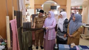 Syech-Muharram-Tinjau-Dekranasda-Aceh-Besar.jpg