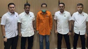 Syifak-M-Yus-memakai-baju-orange-resmi-ditahan-sebagai-tersangka-dalam-kasus-korupsi-wastafel.jpg