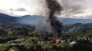 Tampak-dari-kejauhan-beberapa-rumah-di-Kampung-Kago-terbakar-akibat-aksi-KKB.jpg