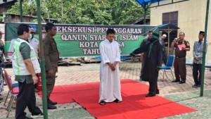Terpidana-RR-saat-dieksekusi-cambuk-sebanyak-27-kali-oleh-algojo-WH.jpg