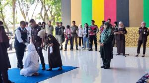 Terpidana-pelanggar-syariat-Islam-menjalani-eksekusi-cambuk.jpg