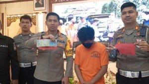 Tersangka-beserta-barang-bukti-dalam-kasus-tabrak-lari-yang-mengakibatkan-korban-meninggal-dunia.jpg