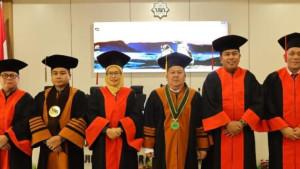 Tgk-H-Teuku-Faisal-MSos-empat-dari-kiri-resmi-menyandang-gelar-Doktor-S3-di-UINSU-Medan.jpg