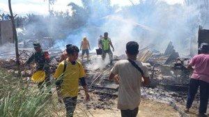 Tiga-rumah-warga-di-Gampong-Sigleng-Kecamatan-Trumon-Kabupaten-Aceh-Selatan.jpg