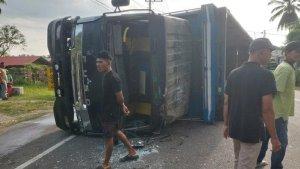 Truk-tronton-terbalik-di-ruas-jalan-nasional-Kecamatan-Peudada-Bireuen.jpg