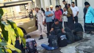 Tujuh-terduga-pelanggar-syariat-yang-melakukan-aktivitas-pesta-miras-dan-seks-diamankan-warga.jpg